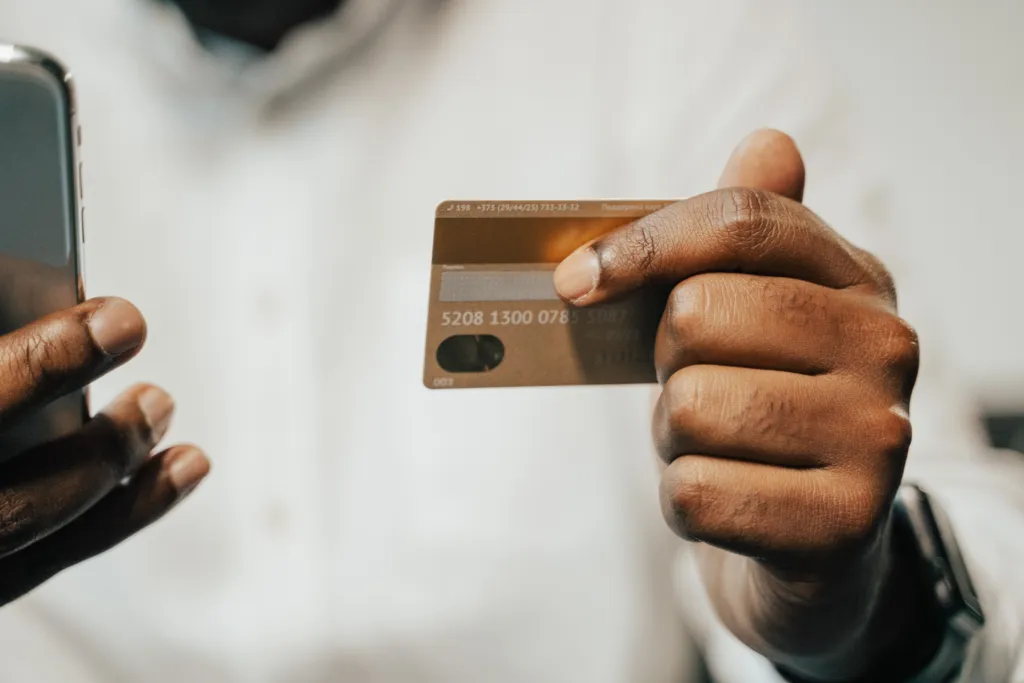Cartão e celular em operação financeira