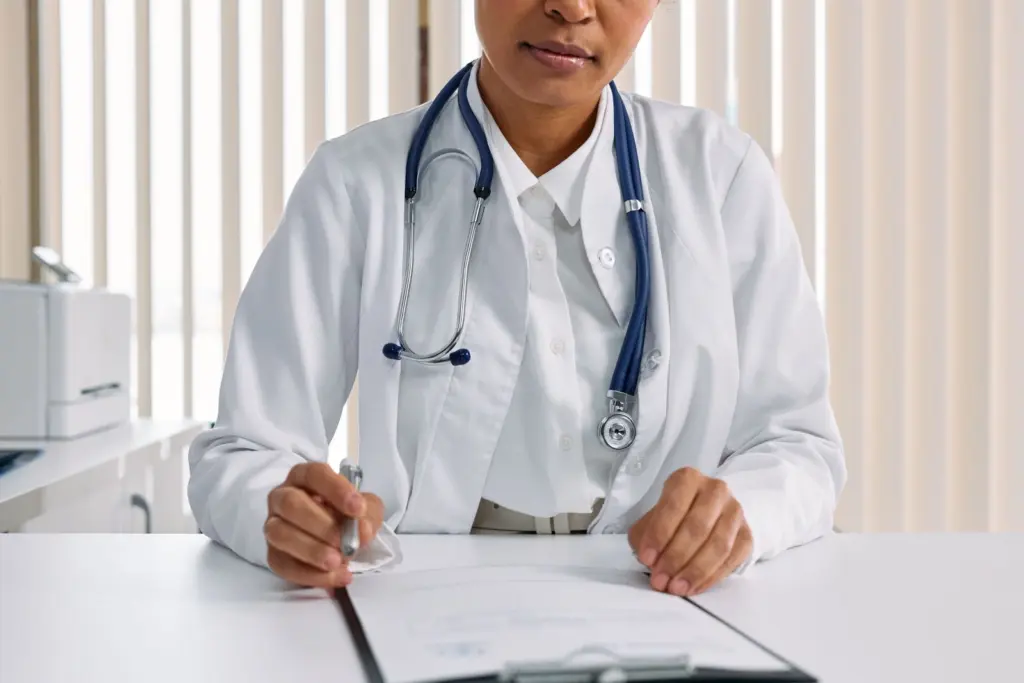 Profissional de saúde com estetoscópio em consultório