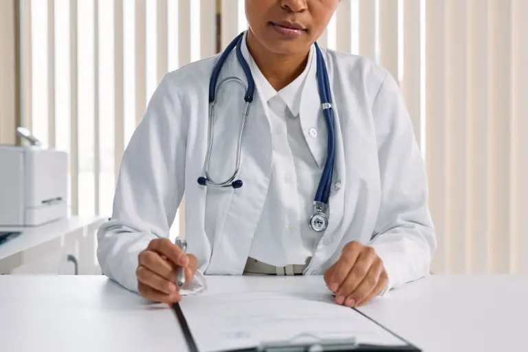 Profissional de saúde com estetoscópio em consultório