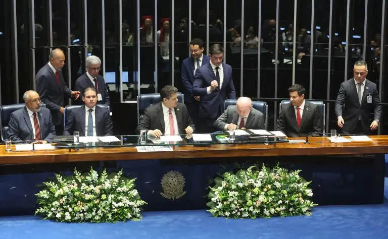 Autoridades na mesa do Congresso durante a promulgação das emendas sobre a escala 6x1 e os agentes de saúde, em 16 de outubro de 2026
