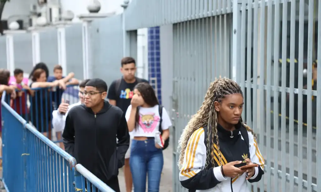 Estudantes deixam local do Enem no Rio de Janeiro, em imagem de arquivo de 2025