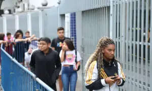 Estudantes deixam local do Enem no Rio de Janeiro, em imagem de arquivo de 2025
