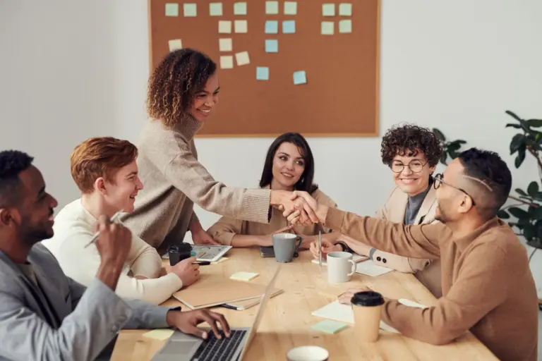 Pessoas conversando em uma reunião de trabalho