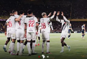 Jogadores do Vasco comemoram gol contra o Boca Juniors na Bombonera, no jogo de ida da semifinal da Sul-Americana.