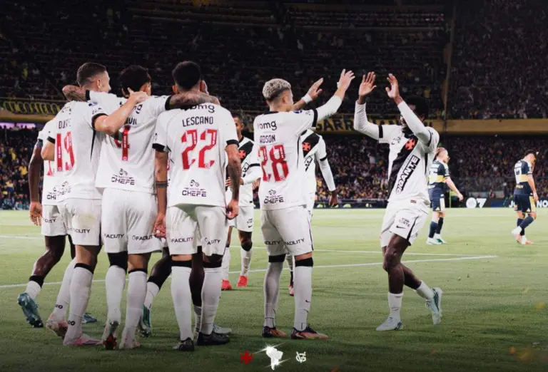 Jogadores do Vasco comemoram gol contra o Boca Juniors na Bombonera, no jogo de ida da semifinal da Sul-Americana.