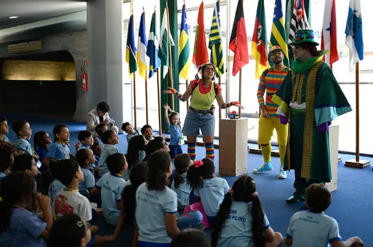 Estudantes acompanham apresentação do projeto Visite Encena no Congresso